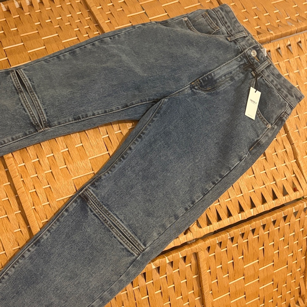 NWT medium Wash Straight Leg Jeans knee slits